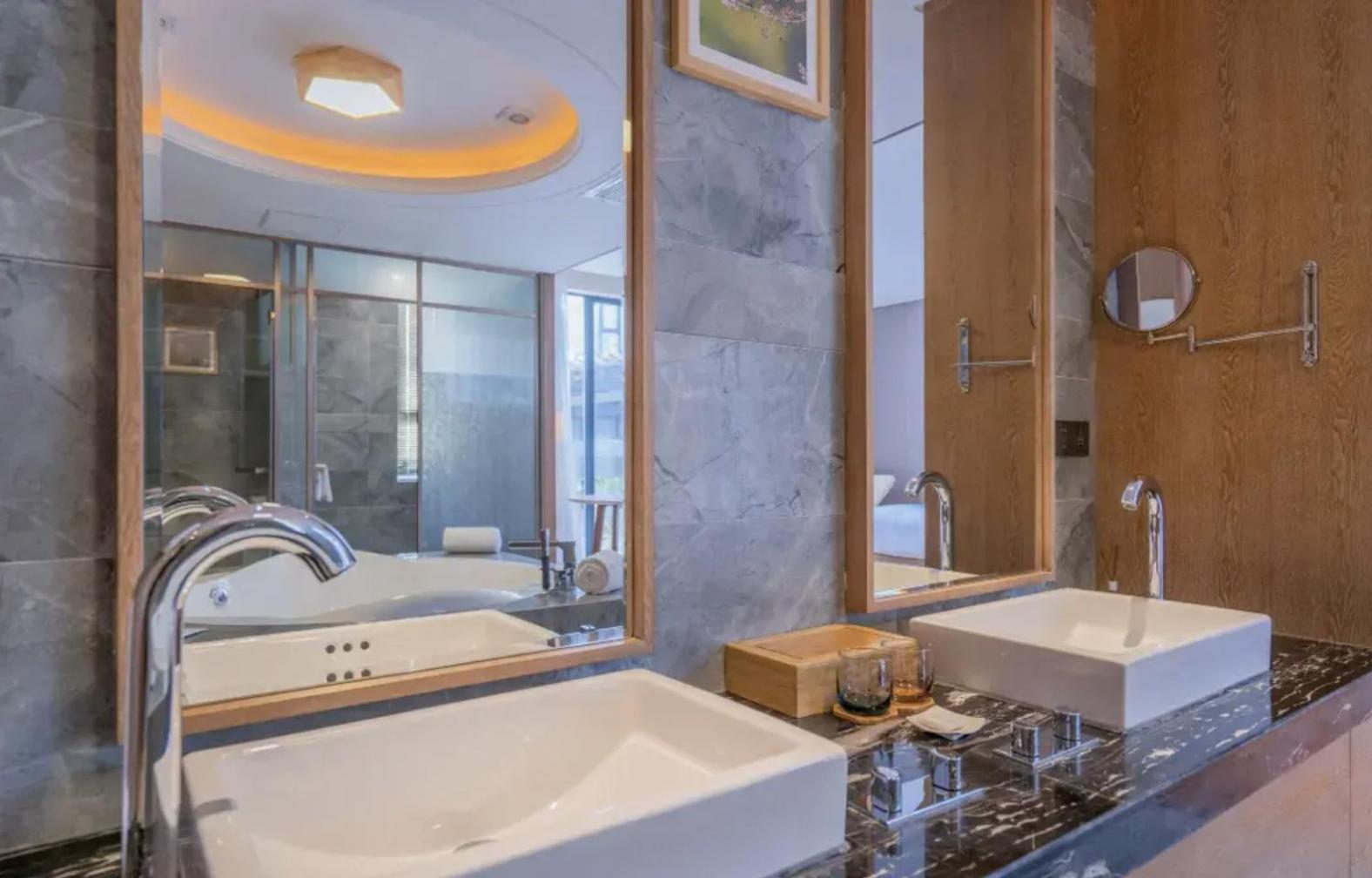 Hong Long Jing Hotel ต้าหลี่ ภายนอก รูปภาพ